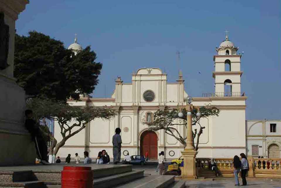 57 - Peru - Pisco, plaza de armas y catedral